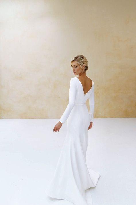 Bateau Wedding Dress, Elegant Dresses Modest, Simple White Wedding Dress, Wedding Dress Low Back, Dress In, Crepe Wedding Dress, Timeless Wedding Dress, Wedding Silhouette, Stunning Wedding Dresses