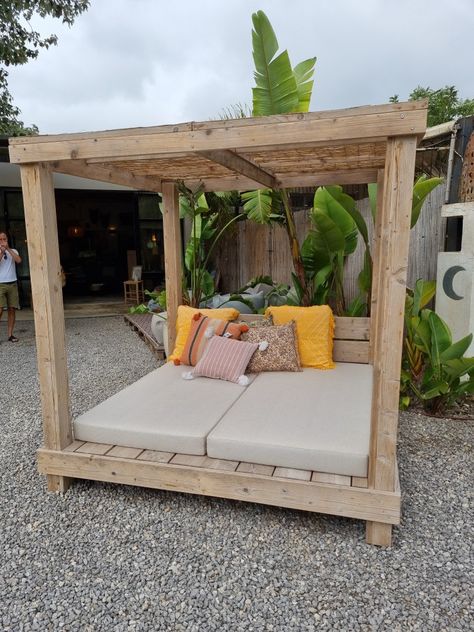 Day Bed Ideas Outdoor, Diy Outdoor Cabana Lounge, Patio Daybed With Canopy, Diy Outdoor Bed Lounge, Diy Outdoor Bed, Outdoor Daybed Ideas, Outside Bed, Diy Cabana, Outdoor Day Bed