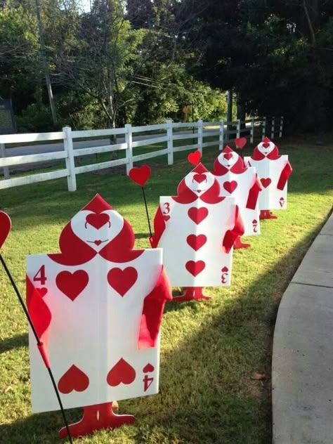 Alice In Wonderland Card Soldiers, Card Soldiers, Diy Alice In Wonderland, Wonderland Party Theme, Queen Of Hearts Card, Deco Disney, Alice In Wonderland Diy, Wonderland Party Decorations, Alice In Wonderland Decorations