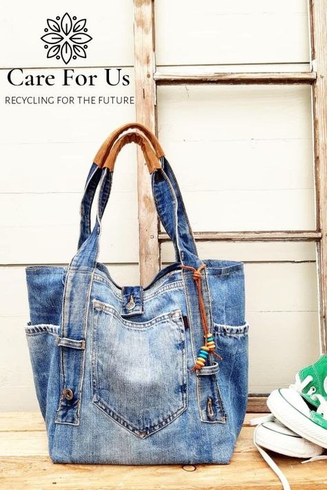 Jeans shopper with leather handle #recycledenim #recycleddenimbags #recycleddenimbagsdiy #recycledenimjeansideas Återvinna Jeans, Diy Bags Jeans, Recycled Jeans Bag, Sac Tote Bag, Denim Bag Patterns, Jean Purses, Denim Bag Diy, Denim Crafts Diy, Denim Bags