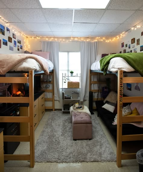 Tour A 2-Bed Dorm Room In Sweet Digs Video Lofted Dorm Beds, Dorm Things, Dorm Layout, Collage Dorm, College Bedroom Decor, Dorm Room Layouts, Cool Dorm, College Dorm Room Inspiration, Dream Dorm Room