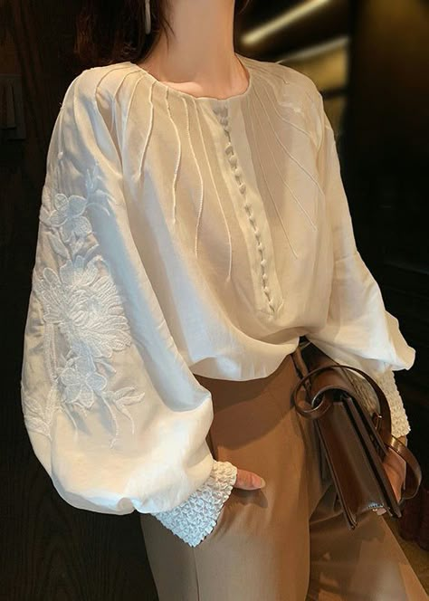 Embroidered Blouse Outfit, Neo Chinese Style, Feminine Blouses, Modesty Fashion, Fashion Tops Blouse, Oversized Dress, Cotton Shirts, Professional Outfits, Lantern Sleeve