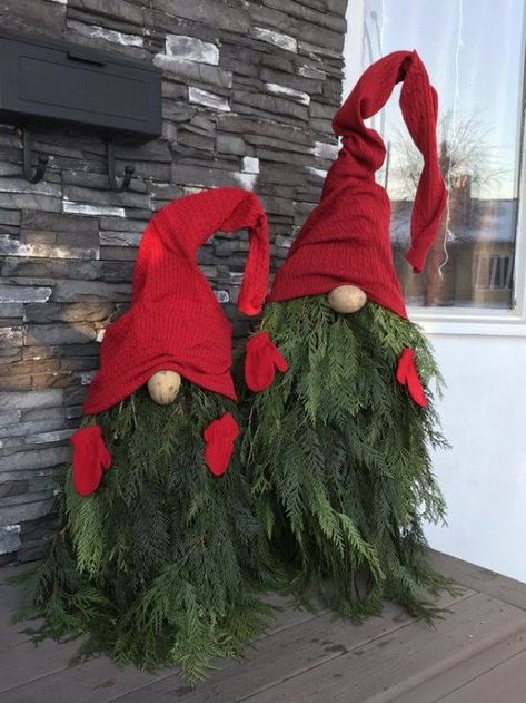 Outdoor Christmas Decorations for Yard | HubPages Porche Halloween, Dekorasi Halloween, Potpourri Christmas, Burlap Christmas Wreath, Christmas Front Porch, Christmas Decorations Diy Outdoor, Burlap Christmas, Diy Christmas Decorations Easy, Christmas Potpourri