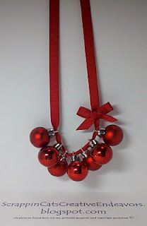 Ornament necklace Christmas Necklaces To Make, Diy Christmas Necklace Ideas, Christmas Jewelry Diy Necklace, Christmas Necklace Ideas, Christmas Necklace Craft, Christmas Necklace Diy, Christmas Accessories Jewelry, Holiday Necklaces, Christmas Jewelry Ideas