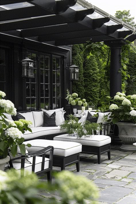 Explore 62+ Stunning Outdoor Patio Decor Ideas for Every Style Outdoor Black Furniture, Black Outdoor Decor, Black And White Garden Ideas, Black And White Backyard, Black And White House Exterior, Memphis House, Black And White Garden, Black Patio Furniture, Black And White Patio