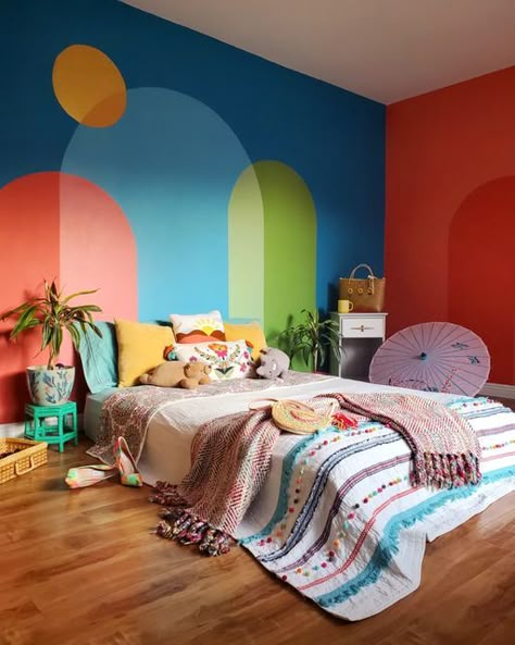 Cool Interior Paint Ideas, Fun Painting Wall Ideas, Unique Ways To Paint A Room, Funky Painted Walls Interiors, Colorful Interior Paint Ideas, Diy Boho Mural, Colorful Wall Mural Interiors, Cool Artwork For Walls, Colorful Walls Bedroom