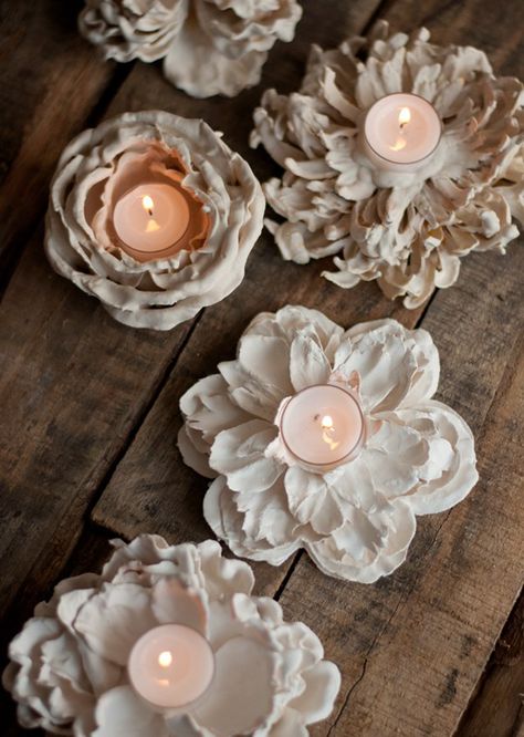 Flowers And Candles, Diy Plaster, Simple Centerpieces, Rustic Crafts, Tanah Liat, Diy Candle Holders, Festival Diy, Design Mom, Wedding Centerpieces Diy