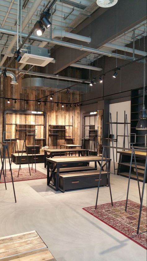 Industrial Store Design, Fashion Store Design, Showroom Inspiration, Industrial Shop, Retail Store Interior Design, Clothing Store Interior, Retail Space Design, Clothing Store Design, Warehouse Design