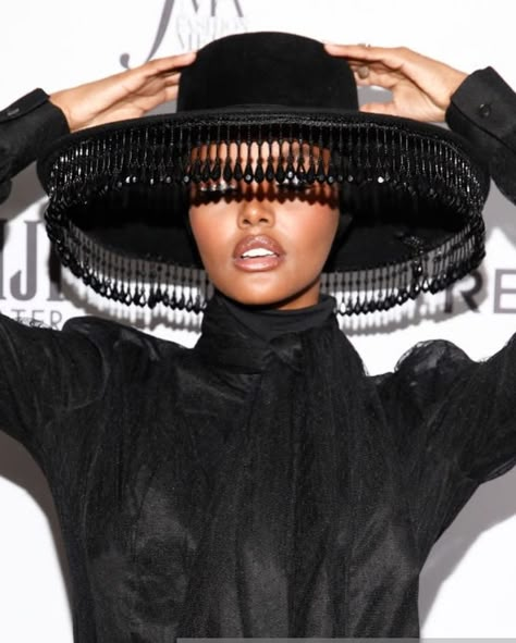 Halima Aden, Credit Tips, Stylish Celebrities, Streets Of New York, Concert Looks, Fancy Hats, Hat Ideas, Hat Design, Looks Street Style