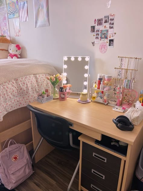 Feminine Dorm Room Aesthetic, Dorm Desk Organization Aesthetic, College Desk Organization Aesthetic, College Desk Vanity, Aesthetic College Dorm Room Ideas, Desk Ideas Y2k, College Desk Decor, Desk Dorm Ideas, Dorm Room Desk Decor