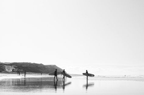 surfing morocco Black And White Beach Pictures, Surf Macbook Wallpaper, Surf Wallpaper Laptop, Backround Pics Aesthetic Laptop, Black And White Macbook Wallpaper, Laptop Wallpaper Black And White, Black And White Beach Aesthetic, Black And White Laptop Wallpaper, Black And White Wallpaper Laptop