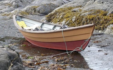 Time and again stories surface that distinguish the humble dory as a historically significant boat. A faithful reader named Michael contact... Rowboat Painting, Dory Boat, Simple Boat, Gulf Of Alaska, Wooden Boat Building, Diy Boat, Best Boats, Wood Boats, Boat Trailer