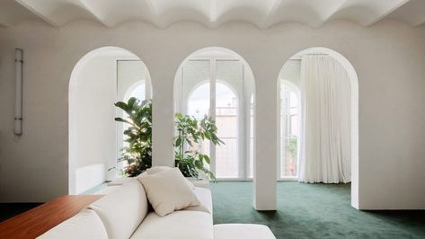 In this lookbook, we've rounded up 10 home interiors that use archways to punctuate spaces and elevate the transition between rooms. Interior Arches, Designer Living Rooms, Archways In Homes, Relaxing Living Room, Oak Parquet Flooring, New York Penthouse, False Wall, Modern Rustic Living Room, Spanish Modern