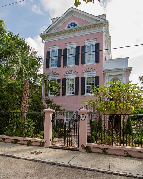 Pink House Exterior Modern, Pink Houses Exterior, Pink Townhouse, Pink House Exterior, Apartment Exterior Design, Pink Places, Apartment Exterior, Pink Cottage, Brick Exterior House