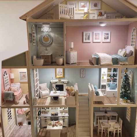 Kidkraft Barbie House Makeover, Kidkraft Dollhouse Makeover Diy, Custom Doll House, Barbie Doll House Ideas, Kid Craft Dollhouse Makeover, Homemade Doll House, Kidkraft Dollhouse Makeover, Barbie Doll House Makeover, Barbie Shots