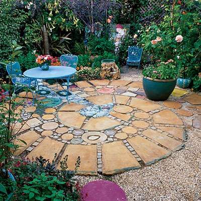 Must See Outdoor Landscape Mosaic Ideas - Mozaico Blog Cinder Block Ideas, Diy Patio Ideas, Circular Patio, Landscape Mosaic, Small Outdoor Patios, Patio Layout, Round Patio, Patio Projects, Flagstone Patio