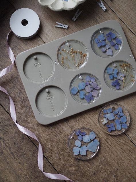 Dry Flower Decoration Ideas, Pressed Flower Art Resin, Diy Pressed Flower Ornament, Resin Flower Ornaments, Dried Flowers Christmas Ornament, Dried Flowers And Resin Ideas, Dried Flower Ornaments Diy, Pressed Flower Christmas Ornaments, Dried Flower Jewelry Diy