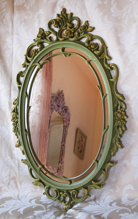 Oval Mirror Decor, Vintage Mirror Wall Decor, Victorian Mirror, Mirror Frame Diy, Framed Mirrors, Victorian Frame, Vintage Mirror Wall, Mirror Vintage, Ornate Mirror