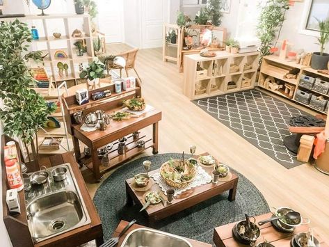 Reggio Inspired Nursery, Plants In Preschool Classroom, Reggio Inspired Playroom, Reggio Emilia Playroom, Curiosity Approach Classroom Ideas, Nature Preschool Classroom, Reggio Emilia Classroom Preschool, Preschool Room Themes, Reggio Nursery