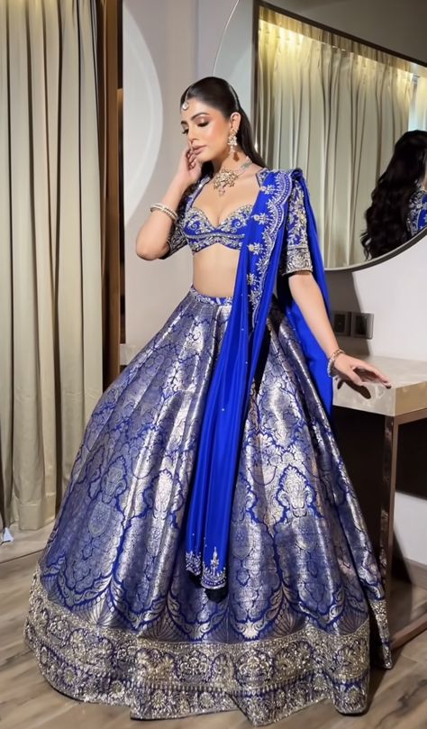 Bridesmaid Chaniya Choli, Royal Look Lehenga, Latest Choli Designs, Peacock Colour Lehenga, Lengha Designs Latest, Mother Daighter, Lahanga Design Latest, Mehendi Outfits For Bride, Blue Bridal Lehenga