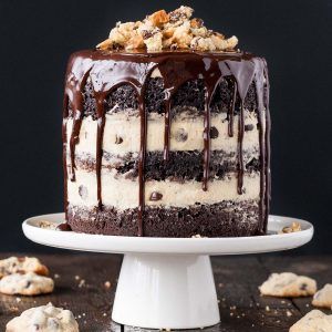 Combine classic chocolate cake with your favourite guilty pleasure in this Cookie Dough Cake! | livforcake.com Dark Chocolate Cake Recipes, Cookie Dough Frosting, Cookie Dough Cake, Cookie Dough Recipes, Dark Chocolate Cakes, Moist Chocolate Cake, Classic Cake, Chocolate Cake Recipe, Food Cakes