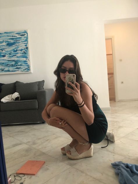 Mirror Selfie Squat Pose, Instagram Poses Pictures, Squatting Pose, Pictures To Recreate, Insta Poses, Unique Mirrors, Me And My Friends, Mirror Pic, Pose Ref