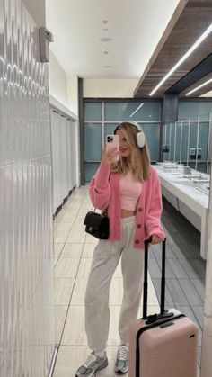 Airport Outfit Classy, Classy Airport Outfit, Airport Outfit Comfy, Airport Outfit Winter, Cute Airport Outfit, Airport Outfit Ideas, Chic Travel Outfit, Comfy Airport Outfit, Cute Travel Outfits