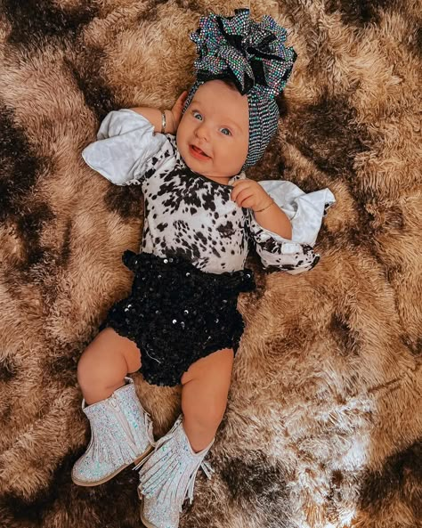 Western girl 🐄 Country Baby Outfits Girl, Baby Girl Western Outfits, Baby Girl Country Outfits, Western Baby Girl Outfits, Country Baby Outfits, Western Baby Outfits, Western Christmas Outfits, Baby Cowgirl Outfits, Country Babies