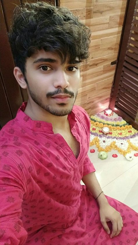 Indian Men Model, Indian Profile Picture, Indian Man Pfp, Cute Indian Boys Pics, Aesthetic Indian Boy, Boys In Kurta, Normal Boy Pic, Random Indian Guy, Handsome Boys Indian