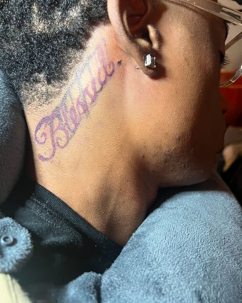 Day 91🥀 Ask abt me💪🏾 Freehand letters behind the ear⭐️ Dm for tattoos😘 Follow for my tattoo journey @lifewitcrae #explore #atl #tattoo #tattoojourney #tattooartist #atltattooartist #atltattoos #tattooideas #tattooideas Sideburn Tattoos Men, Behind Ear Tattoo Men Design, Behind The Ear Tattoo Men, Name Tattoos Men, Letter Behind Ear Tattoo, Side Neck Tattoo Writing, Ear Tattoo Men, Atl Tattoo, Tattoo Behind Ear Men