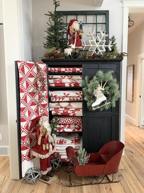 Long, Long Way From Home Quilting GiveAway by top US quilting blogger, Lisa Bongean Decorating With Antiques Ideas, Quilt Shop Displays, Quilt Display Ideas, Displaying Quilts, Decorating With Quilts, Quilt Display, Two Color Quilts, Red And White Quilts, White Quilts