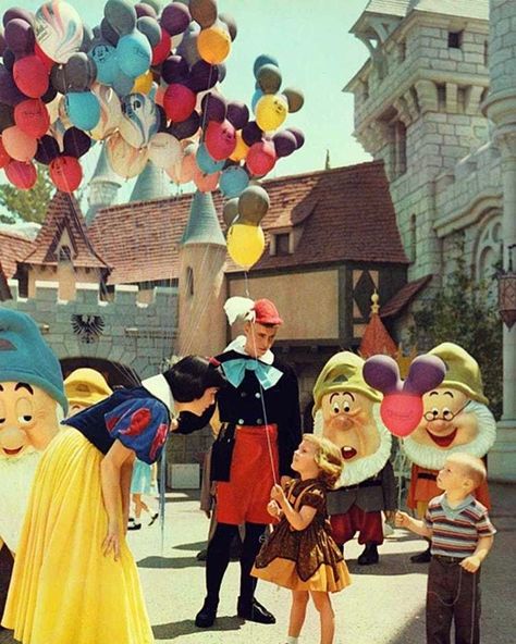 Disney Parque, Disneyland Photos, Harry Truman, Disneyland Pictures, Retro Disney, Vintage Disneyland, Disney Photos, Old Disney, Face Characters