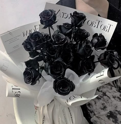 Black Rose Bouquet, Bouquet Aesthetic, Black Bouquet, Photo Widget, Aesthetic Roses, Deco Nature, Rosé Aesthetic, Black Roses, Nothing But Flowers