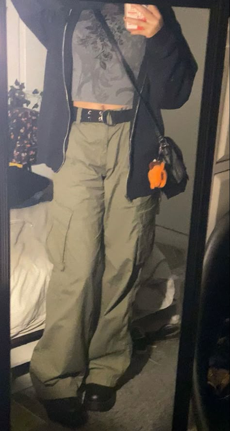 Grunge Easy Outfit, Green Grunge Aesthetic Outfits, 1990s Aesthetic Outfits, Goblincore Punk, How To Style Black Cargo Pants, Autumn Grunge Outfits, Easy Grunge Outfits, Green Cargo Outfit, Grudge Aesthetics Outfits