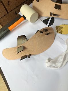 Diy Leather Sandals, Make Your Own Shoes, Diy Sandals, Sandals Patterns, Boho Shoes, Leather Craft Projects, Leather Sandals Handmade, Shoe Making, Diy For Men