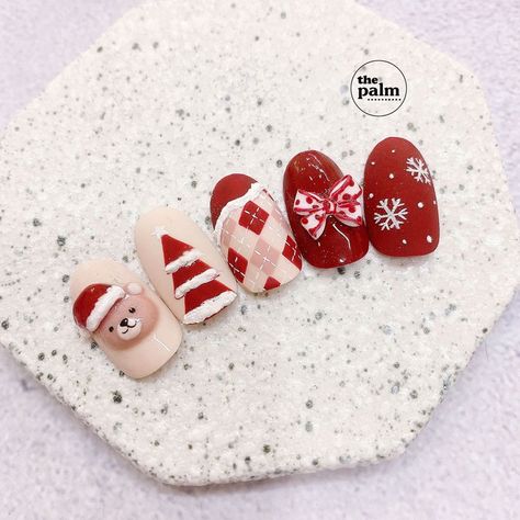 Red Nails Designs Christmas, Christmas Nails Kawaii, Christmas Kawaii Nails, Christmas Nails White And Red, Nail Noel Korea, Nail Art Natal Xmas, Nail Christmas Korea, Red Christmas Nails Simple, Christmas Nail Art Red