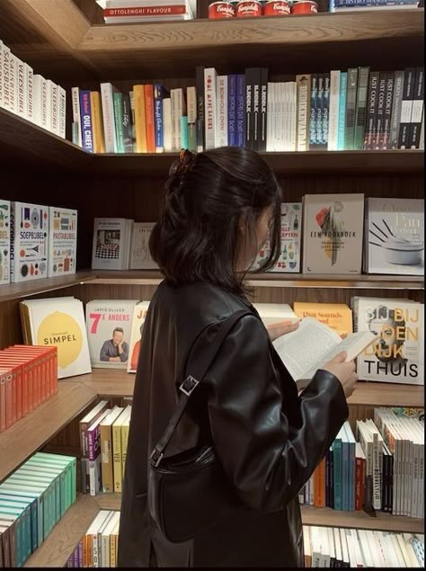 Woman Reading, Reading A Book, Downtown Girl, Book Girl, Book Shelf, 2024 Vision, Book Aesthetic, My Vibe, Photo Inspo