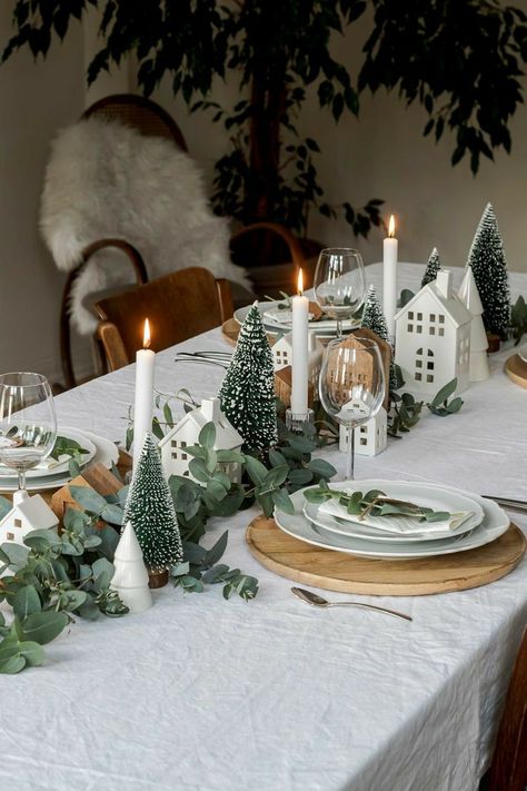 Decoration Christmas Table, Christmas Table Settings Ideas Simple, Xmas Table Decorations Ideas, Simple Christmas Table Decor, Simple Christmas Table Settings, Christmas Table Centerpieces Ideas, Table Christmas Decorations, Simple Christmas Table, Christmas Decorations Table