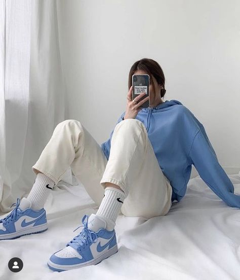 Cheap blue hoodie alternative from amazon: Gildan Hooded Sweatshirt Heavy Blend Plain Hoodie Pullover Hoody Carolina Blue S Chuck Taylor Outfit, Blue Hoodie Outfit, Skater Girl Outfits, Streetwear Fashion Women, Hoodie Outfit, Indie Outfits, Mode Inspo, Fashion Streetwear, 가을 패션