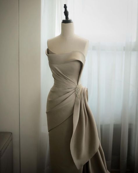 Beige Evening Dress, Hian Tjen, Drapery Dress, 20s Fashion Dresses, Draping Fashion, Couture Wedding Gowns, 20s Fashion, Iconic Dresses, Beige Dresses