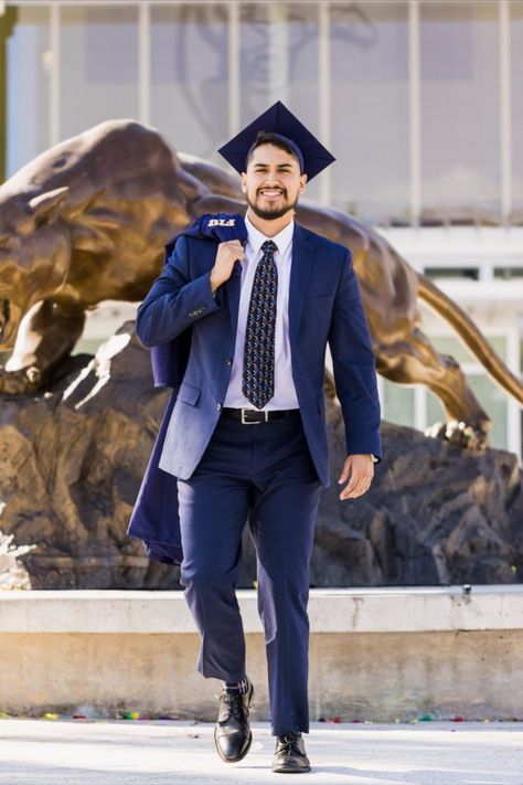 Graduation Photography Men, Graduation Pictures Cap And Gown, Male Graduation Pictures, Convocation Photography, University Graduation Outfit, Graduation Pictures Poses, Cap And Gown Senior Pictures, Poses Graduation, Photoshoot Graduation