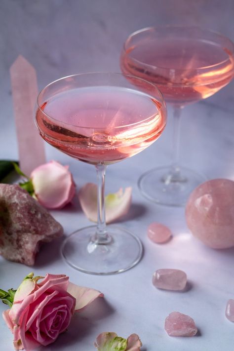 Gin Rose Cocktail, Rose Gin Cocktail Recipe, Fairy Cocktails, Rose Vodka Cocktail, Rose Gin Cocktail, Cottagecore Cocktail, Rose Drinks, Rose Cocktails, Rosé Cocktail