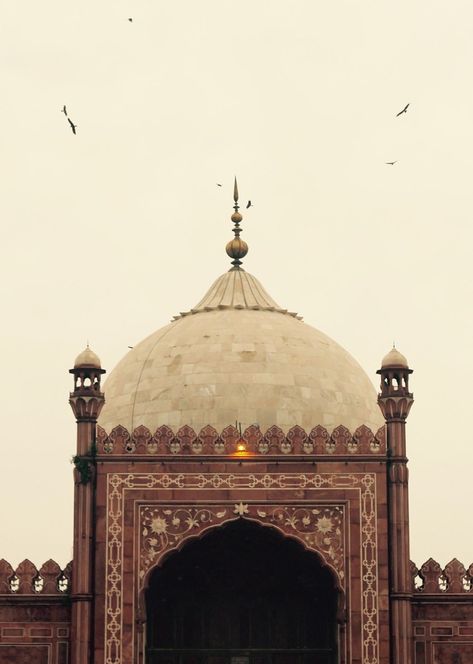 Badshahi Mosque Painting, Lahore Badshahi Mosque, Pakistani Architecture, Badshahi Masjid, Badshahi Mosque, Dnd Places, Printable Islamic Art, Islamic Aesthetic, South Asian Aesthetic