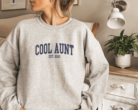 Pregnancy Announcement Aunt, College Letters, Dragonfly Inn, City Sweatshirt, Aunt Sweatshirt, New York Sweatshirt, Aunt Life, Sweatshirt Aesthetic, New Aunt