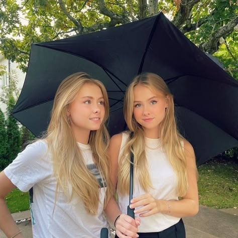 Royals Of Forsyth University, Elle Cryssanthander, Blonde Twins, Iza And Elle, Fake Reality, Famous Blondes, Marbella Beach, Twins Sisters, Blonde Kids