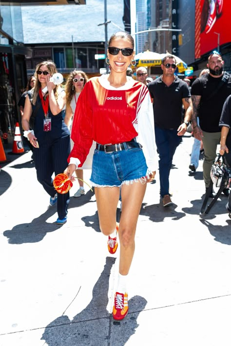 Hailey Bieber Summer Outfits, Adidas Shorts Outfit, Model Off Duty Style 90s, Workout Outfits Aesthetic, Model Off Duty Aesthetic, Adidas Shorts Women, Make Money Not Friends, Bella Hadid Street Style, Adidas Sl 72