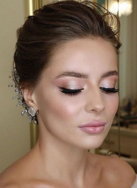 75 Wedding Makeup Ideas To Suit Every Bride - Bridal Makeup ideas , wedding makeup looks for brunettes,natural bridal makeup #weddingmakeup #makeup #prommakeup Bridesmaid Makeup Blue Eyes, Makeup Looks For Summer, Makeup Tips For Blue Eyes, Mother Of The Bride Makeup, Champagne Makeup, Mother Of Bride Makeup, Spring Wedding Makeup, Soft Bridal Makeup, Spring Makeup Tutorial