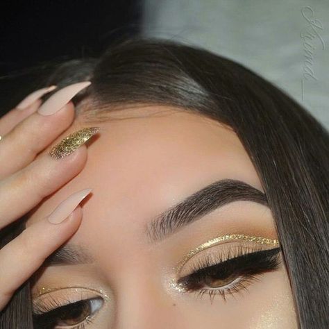 No hay un color mejor para esta época. Make Up Gold, Braut Make-up, Makeup Eye Looks, Makeup Goals, Makeup Designs, Her Eyes, Flawless Makeup, Perfect Makeup, Glam Makeup