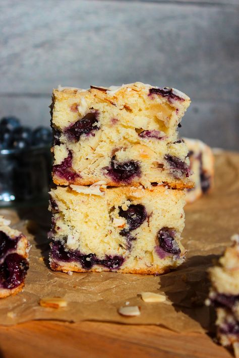 This blueberry breakfast cake is the perfect way to start your day! Juicy blueberries and nutty almond taste in every bite! Sugarless Cake, Blueberry Almond Cake, Almond Breakfast, Blueberry Breakfast Cake, Almond Cake Recipe, Blueberry Coffee Cake, Yoghurt Cake, Blueberry Breakfast, Spring Cake