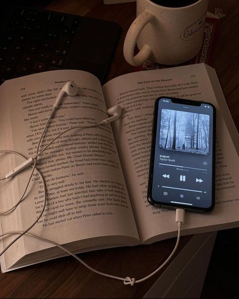 Terrence Loves You, Apple Earpods, Reading Motivation, Cozy Aesthetic, All I Ever Wanted, After Life, Music Aesthetic, Foto Ideas Instagram, Book Girl